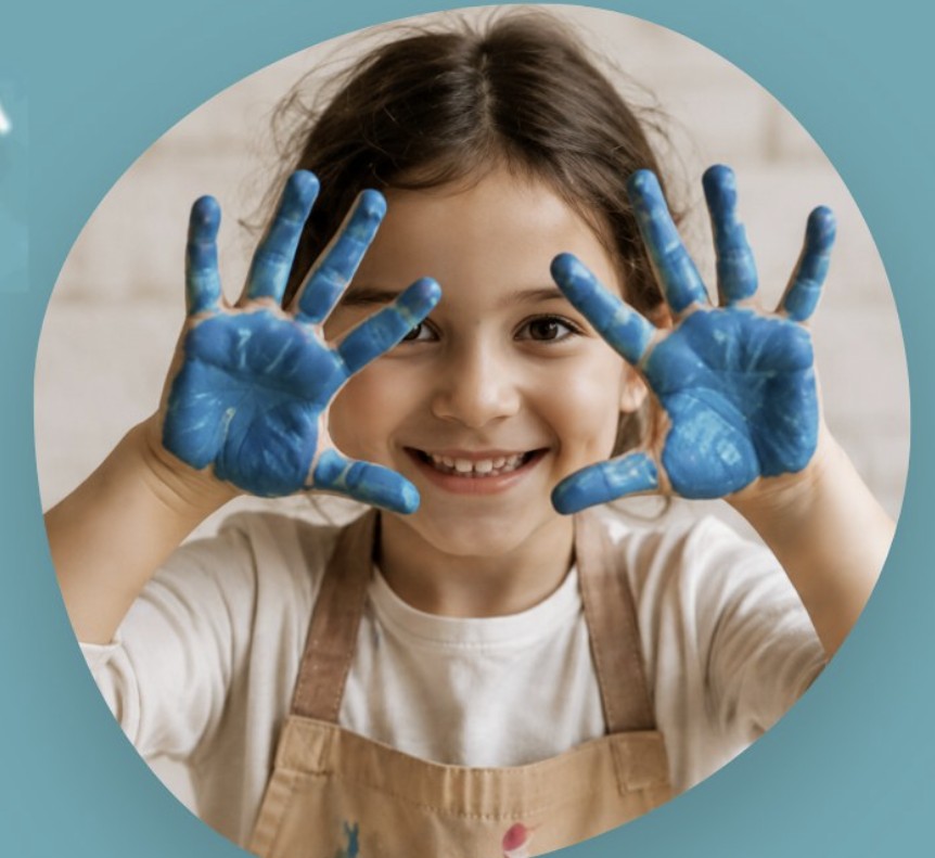 Niña con manos pintadas